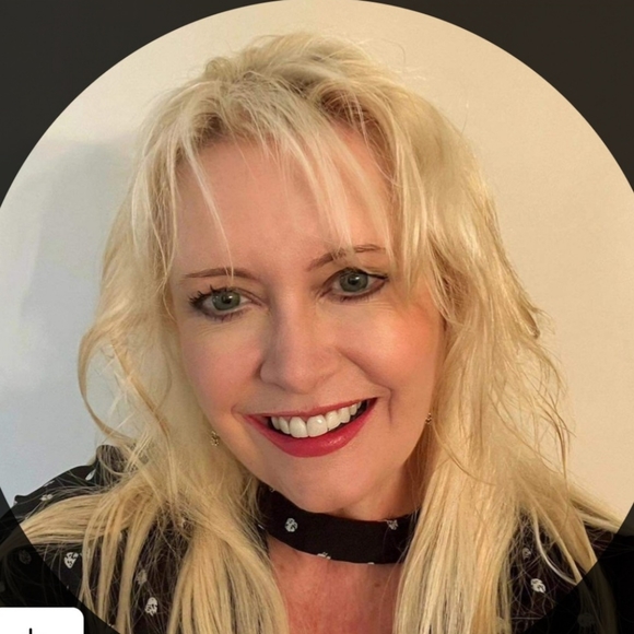 Meet your Posher, Andrea - Picture 1 of 1